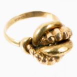 Alter 585er Gelbgold-Ring, an einen "Dutt" erinnernd, Innendurchmesser ca. 17 mm, ca. 5 gr.