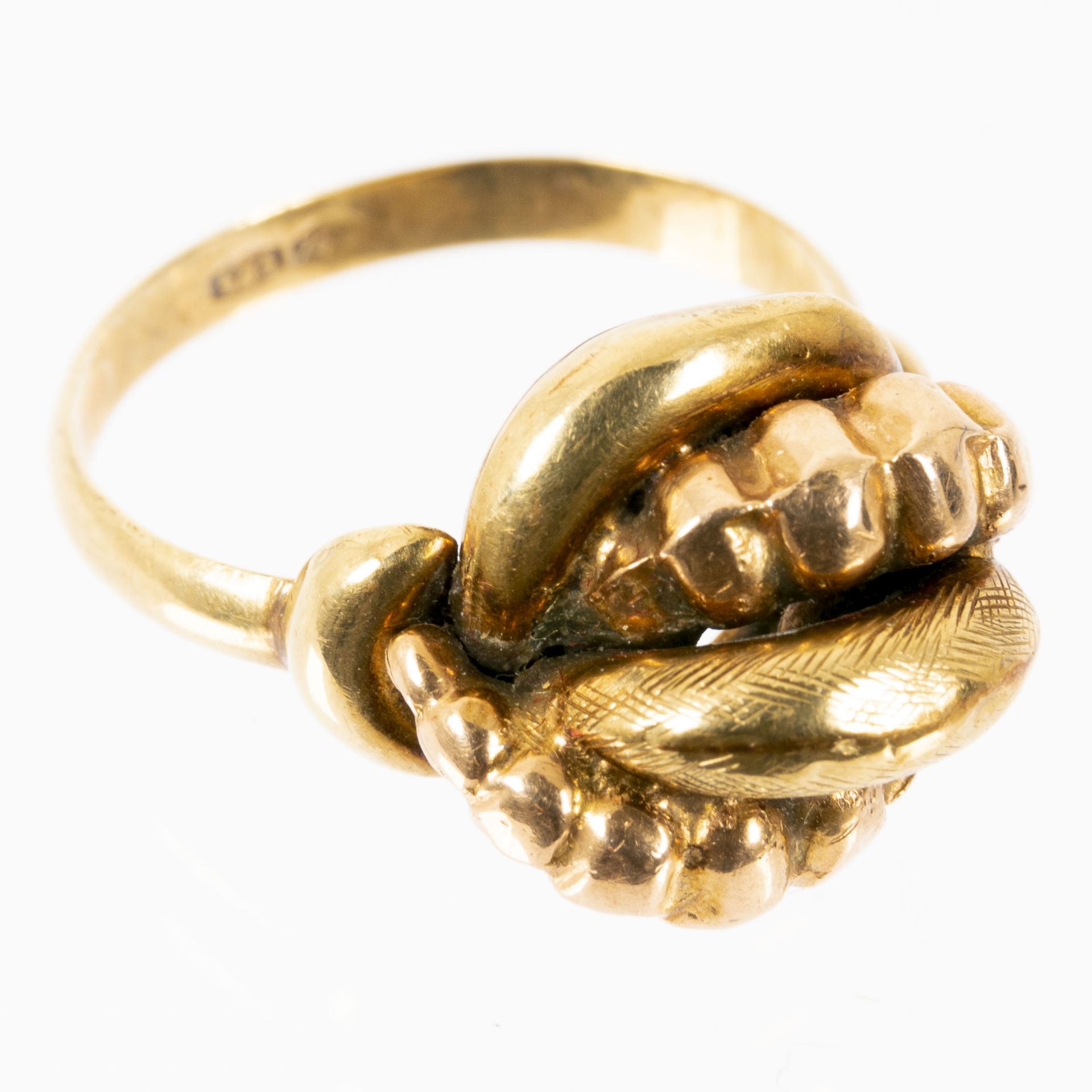 Alter 585er Gelbgold-Ring, an einen "Dutt" erinnernd, Innendurchmesser ca. 17 mm, ca. 5 gr.