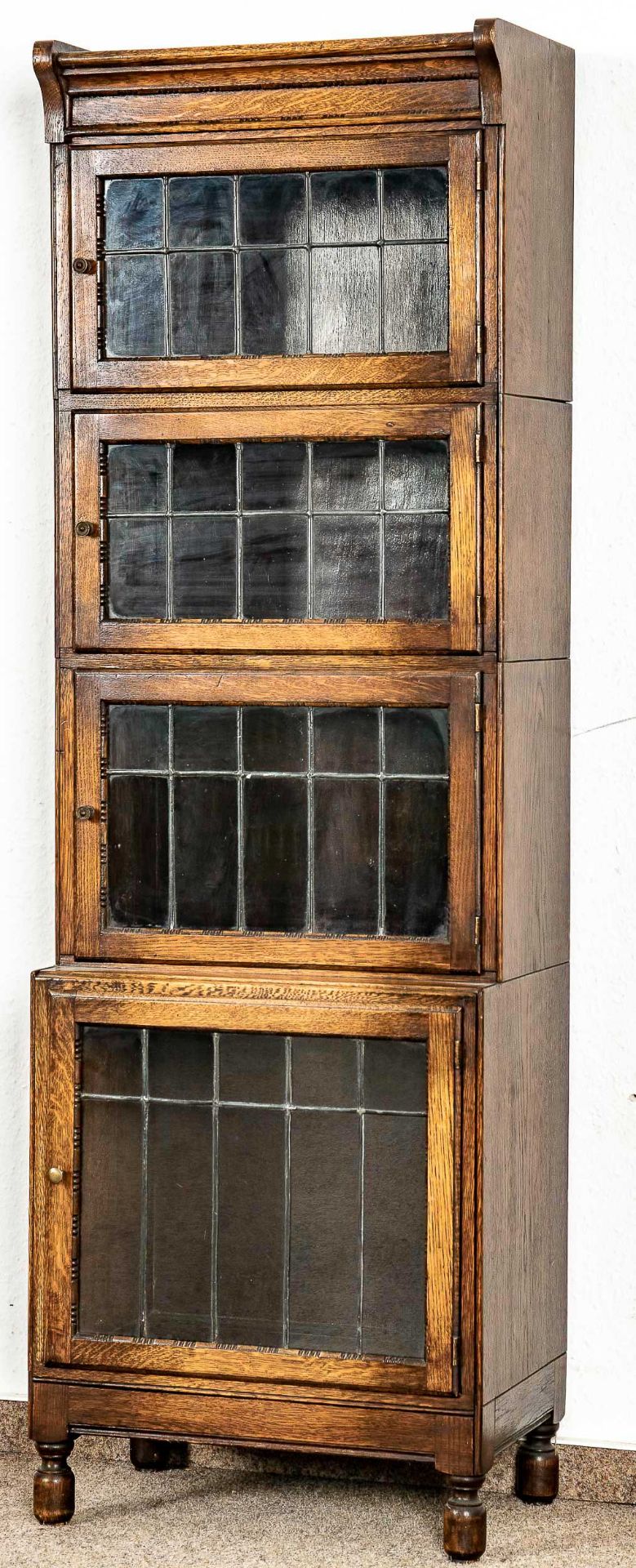 Schmaler 4türiger Bücherschrank, auch als Vitrine verwendbar, Eiche massiv, England der 1920er/30er - Bild 4 aus 12