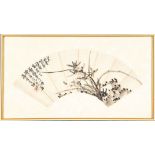 Antiker Fächer mit floralem Dekor handbemalt, auf Papier montiert, hinter Glas gerahmt, Ostasien 19