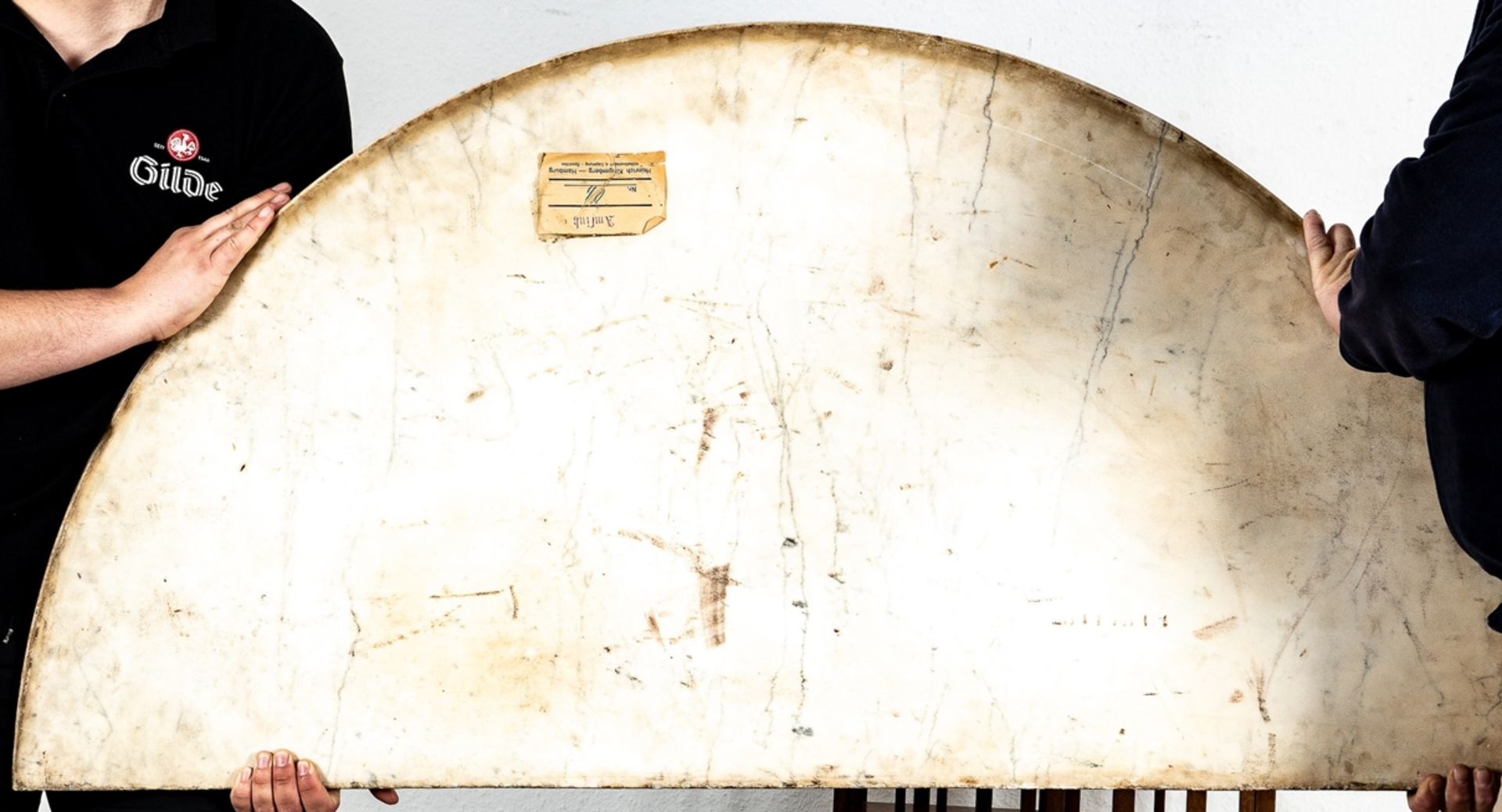 Elegante "Demi-Lune"-Anrichte, deutsch um 1800/20. Massiver zweitüriger Nadelholzkorpus, halbrunde - Image 19 of 19
