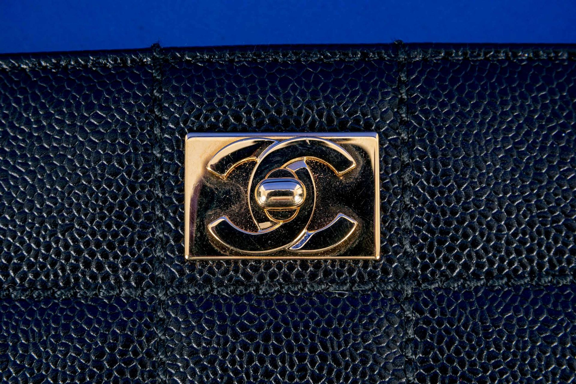 CHANEL, schwarze Lederhandtasche des Pariser Luxus-Labels, Taschennummer 7732591. Sehr schöner, wen - Image 3 of 9
