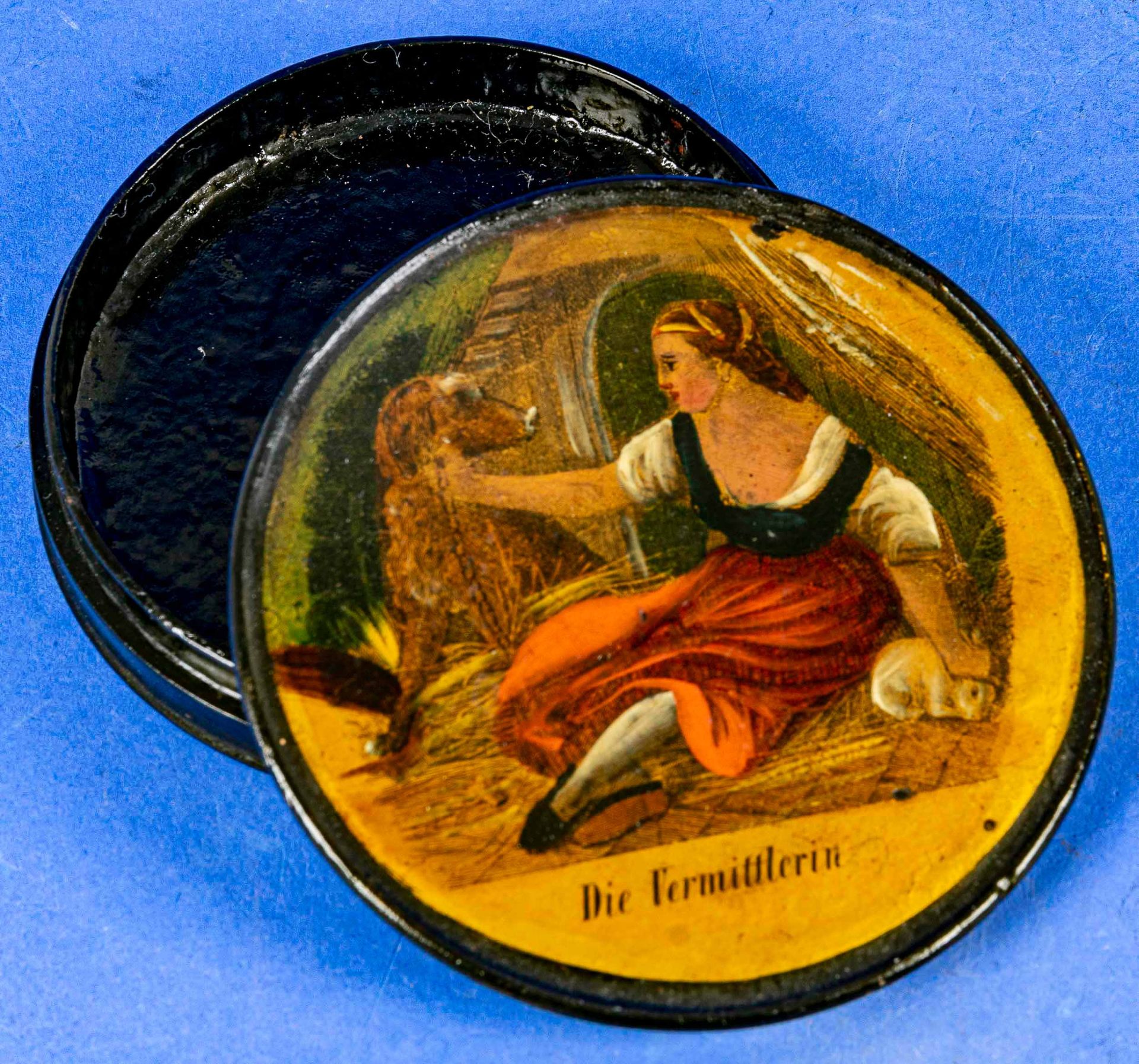 "Die Vermittlerin", flache, runde Deckeldose mit polychrom lithografiertem Deckelbild. Durchmesser  - Bild 3 aus 4