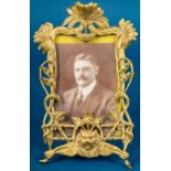 Dekorativer Tischbilderrahmen, Historismus um 1900, goldbronzierter Metallguss, Höhe ca. 23,5 cm. S