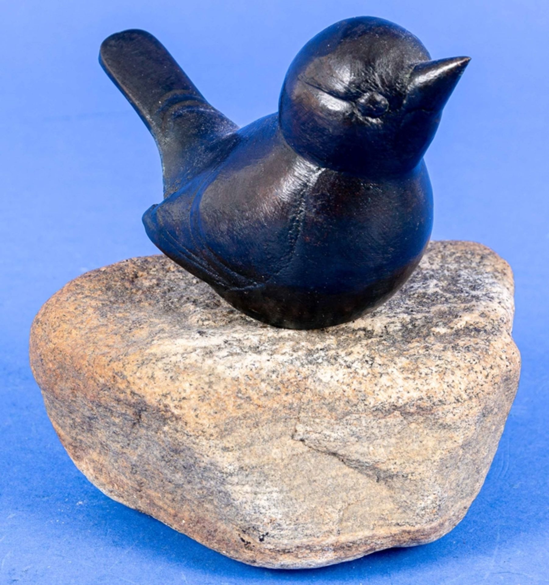 "Sitzender Spatz" auf Natursteinsockel; bronzierter Metallguss, unsigniert; Spatz ca. 14 cm, Durchm - Image 2 of 6