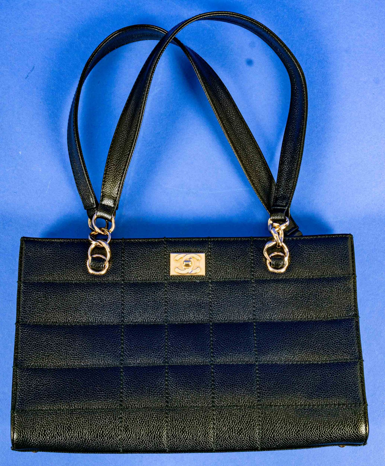 CHANEL, schwarze Lederhandtasche des Pariser Luxus-Labels, Taschennummer 7732591. Sehr schöner, wen - Image 2 of 9