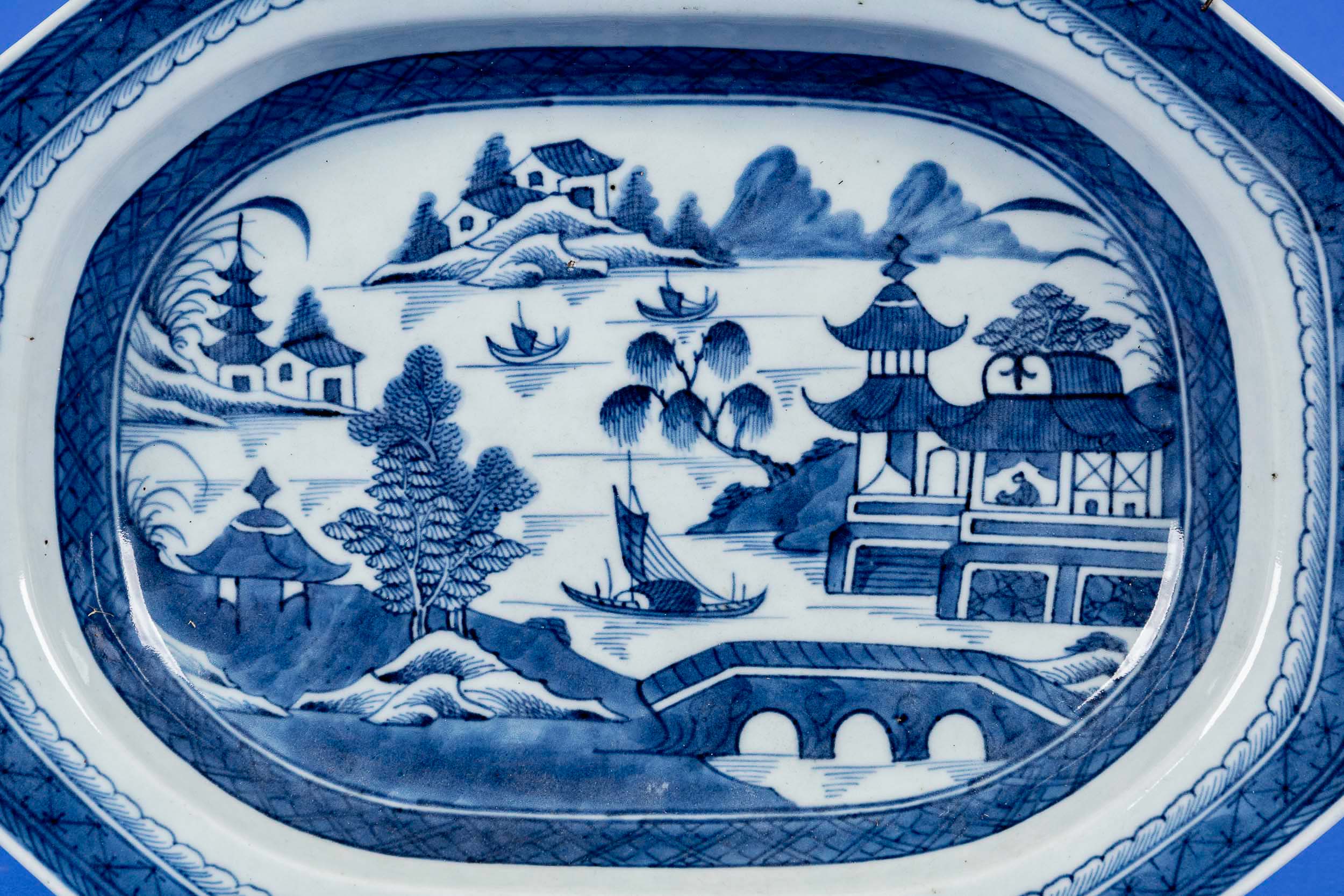 Vertiefte, achteckige Platte mit "Tempel am See"-Dekor in Blautönen, ungemarkt, China 19. Jhdt. Ca. - Image 5 of 8