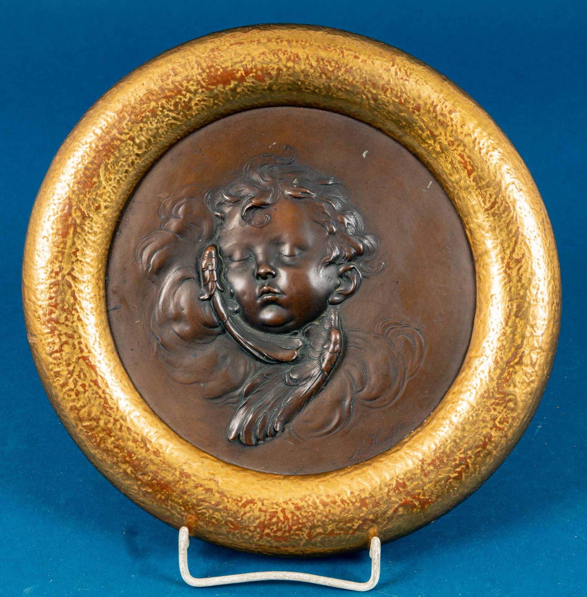 Rundes Reliefbild "schlafender Putto", um 1900, bronzierte, plastisch ausgearbeitete metallische Pl