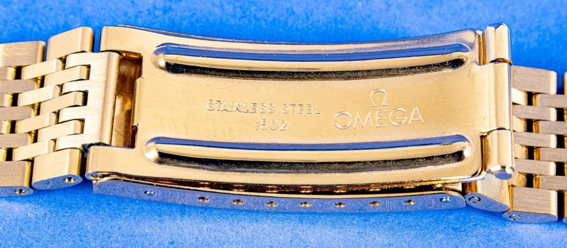 Gliederarmband mit Faltschließe, Omega, Stahl vergoldet, Länge ca. 25 cm, wohl ungetragen. - Bild 4 aus 5