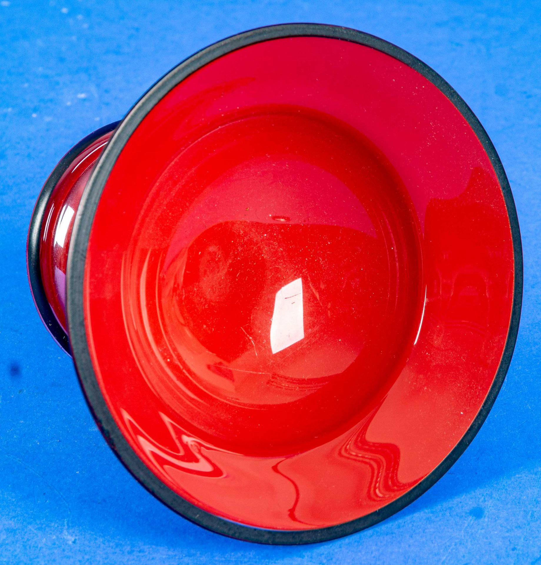 Fußschälchen Jean Beck - München, leicht irisierendes rötliches Glas mit mattschwarzem Säulenschaft - Image 3 of 5