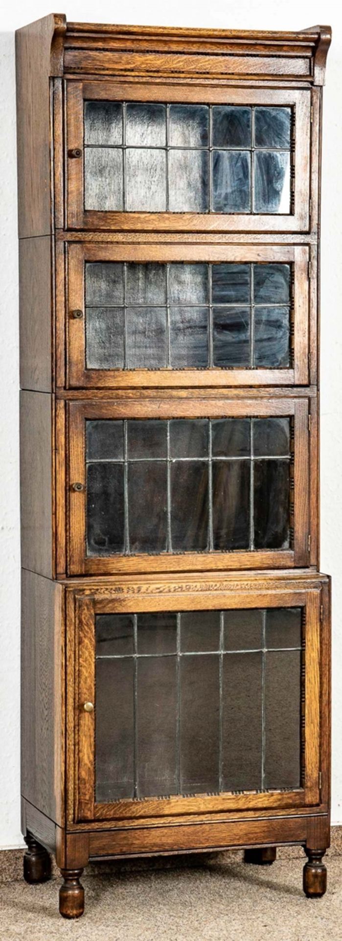 Schmaler 4türiger Bücherschrank, auch als Vitrine verwendbar, Eiche massiv, England der 1920er/30er - Bild 3 aus 12