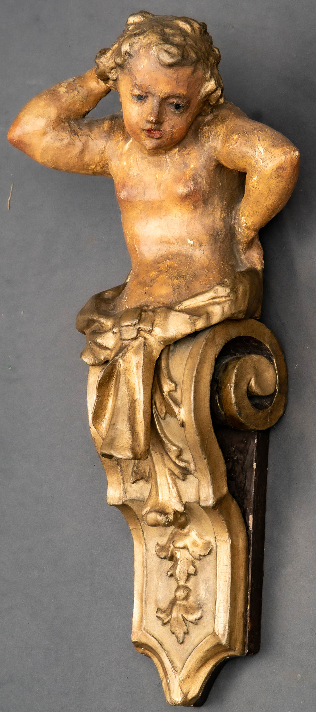 Geschnitzter Jüngling auf volutenförmig geschnitztem Sockel, wohl Ende 18. Jhdt., Holz geschnitzt; - Image 4 of 10