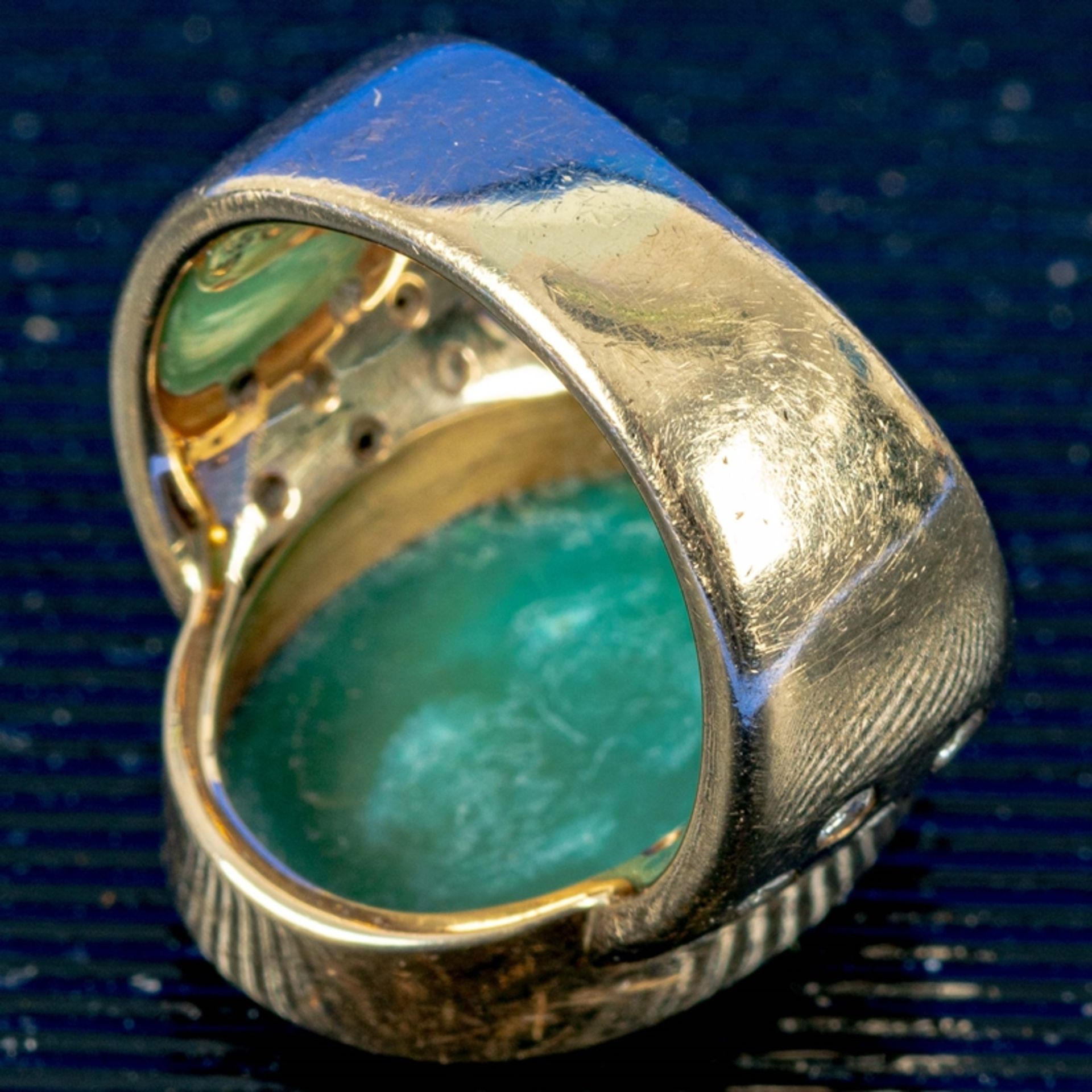 Schwerer 585er Gelbgoldring mit grünem Jade - Cabochon; vor wenigen Jahren von Juwelier Bade, Celle - Bild 6 aus 10