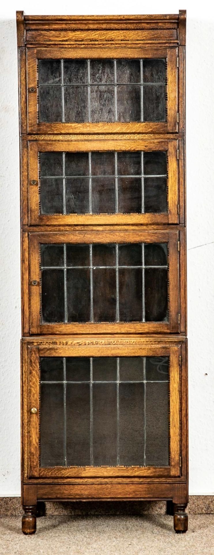 Schmaler 4türiger Bücherschrank, auch als Vitrine verwendbar, Eiche massiv, England der 1920er/30er