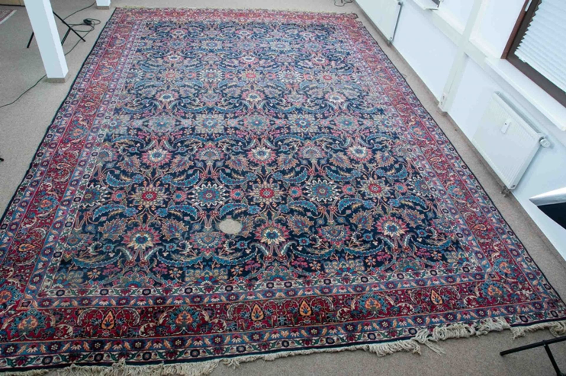Großer alter oder antiker persischer Teppich, ca. 390 x 590 cm, stärkere Abnutzungsspuren, Schäden  - Bild 2 aus 11
