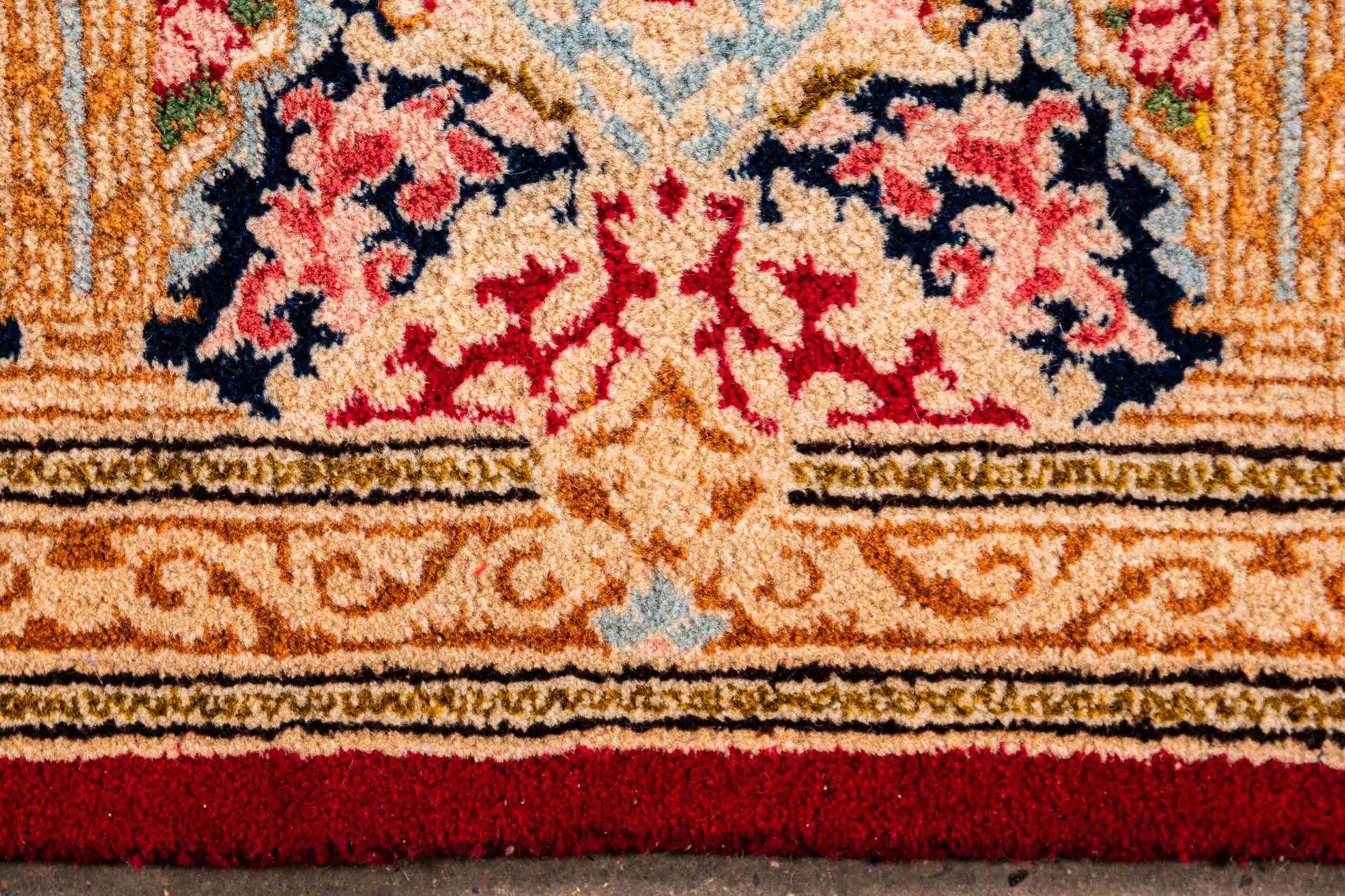 Kirman aus Südpersien um 1950, ca. 413 x 308 cm; Schafwolle auf Baumwolle; dekorativer "Open field" - Bild 9 aus 9