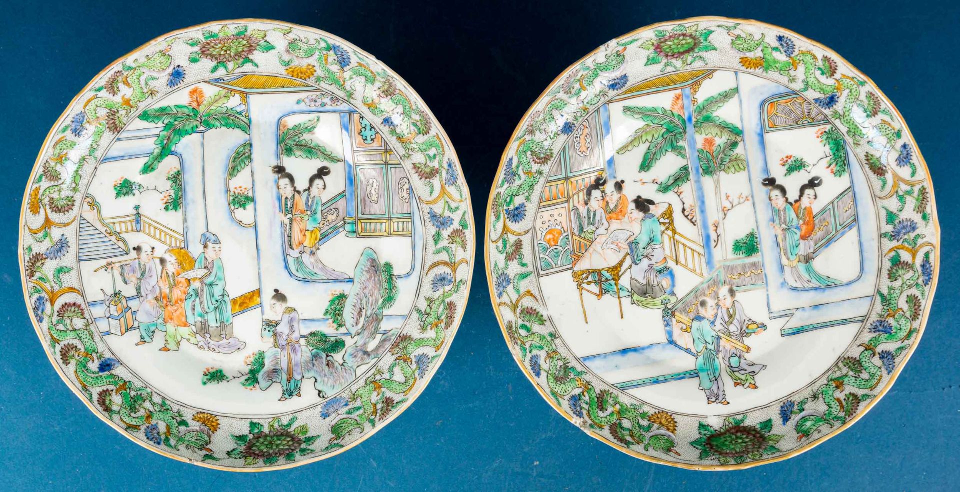 Paar alter oder antiker chinesischer Fußschalen, Weißporzellan mit polychromen figural-, floral- un - Image 2 of 10