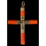 Alter oder antiker Kettenanhänger "Kreuz Christi", Korallenstangen mit Golddouble-Beschlagwerk, mit