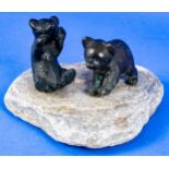"Spielende Bären" auf Natursteinsockel; bronzierter Metallguss, unsigniert; Bären ca. 12 bzw. 13 cm