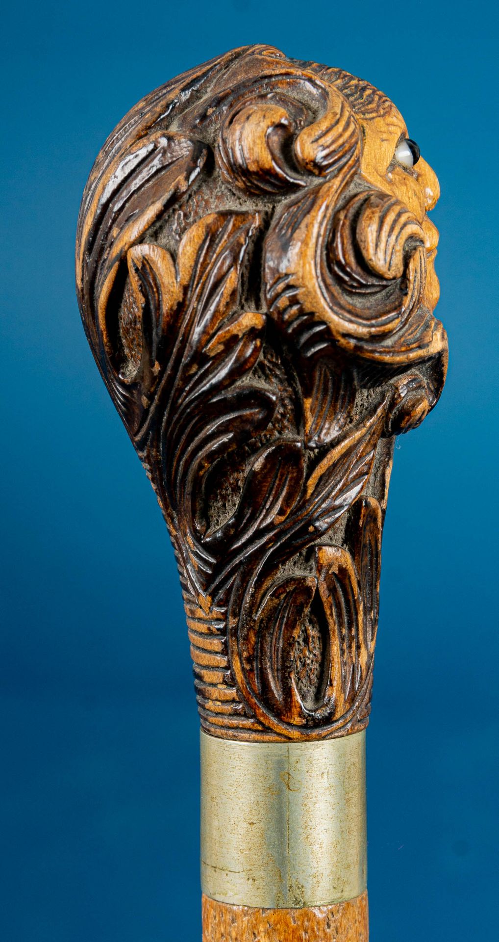Antiker Spazierstock, Knauf in Form eines plastisch geschnitzten Männerkopfes mit lockigem Haar & e - Bild 5 aus 6