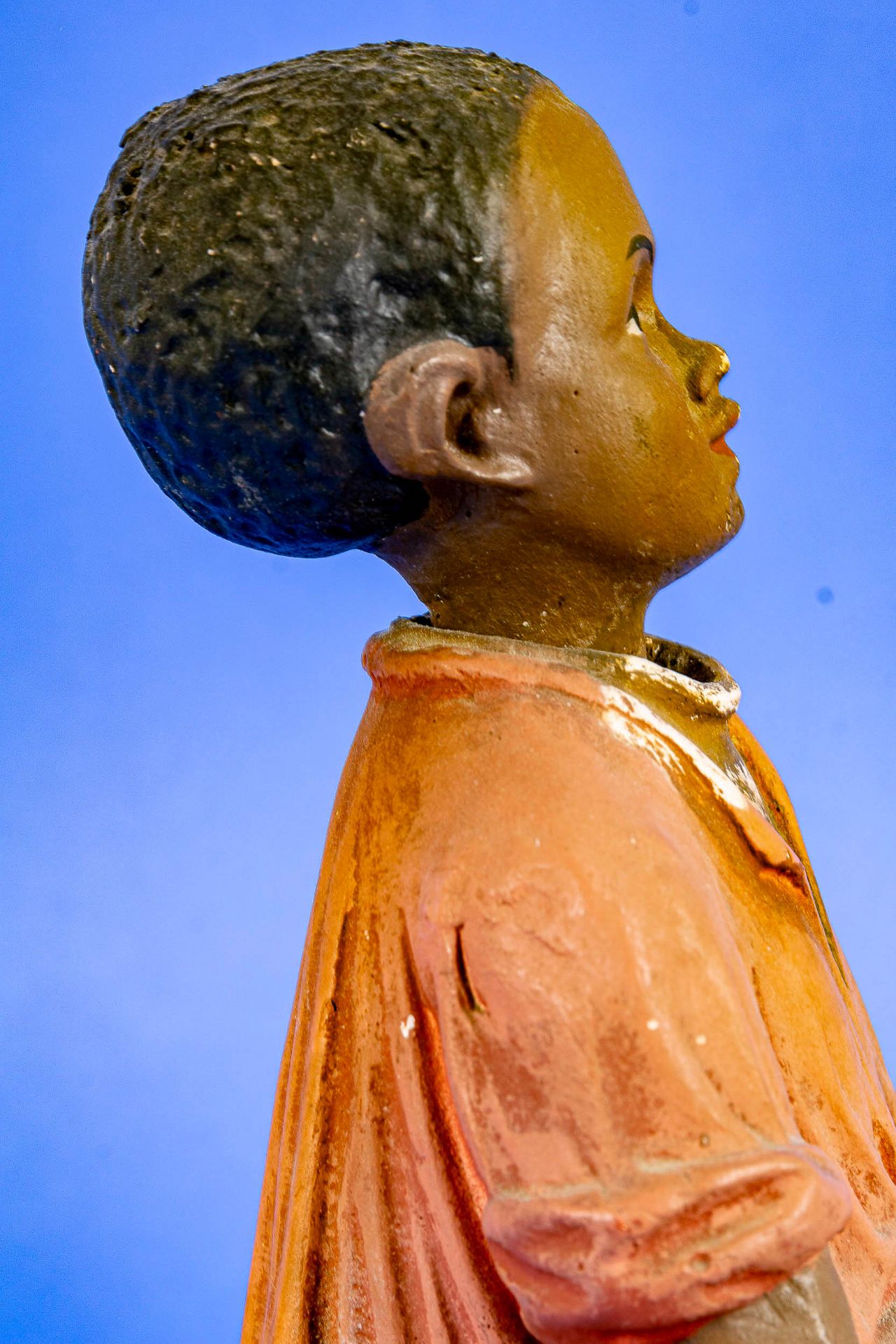 Antike Spardose, polychrom staffierter Stuckgips in Form eines afrikanischen jungen Mädchens mit We - Bild 4 aus 9