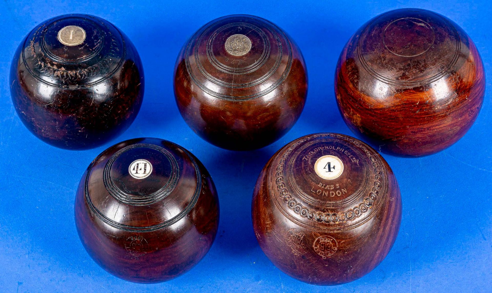5 antike Kegel-Kugeln aus massivem nussbaumfarbenem Edelholz, teilweise mit Knocheneinlagen, Englan