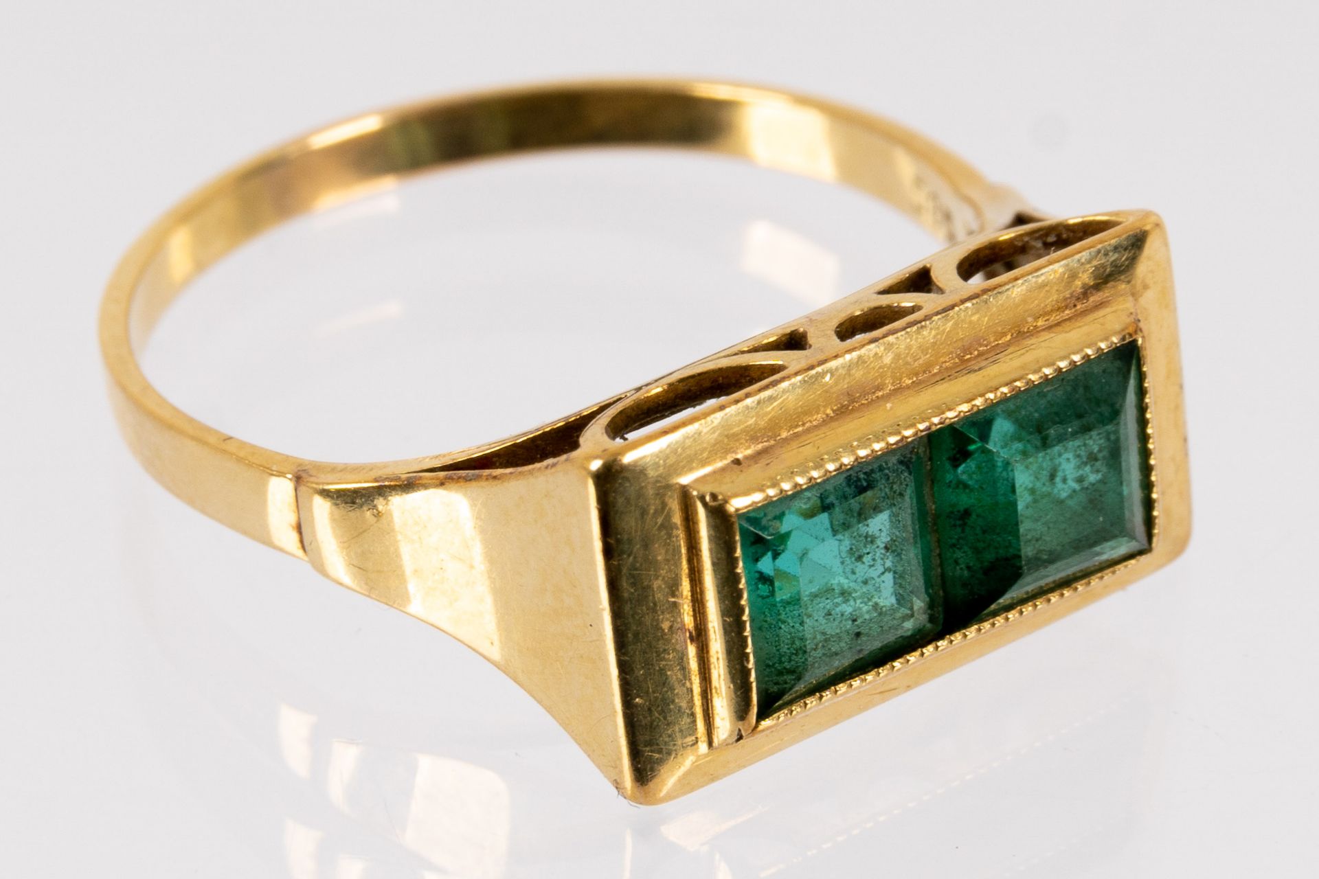 585er Gelbgold-Unisex-Ring mit grünem Farbsteinbesatz, ca. 2,5 gr. brutto, Ringinnendurchmesser ca.