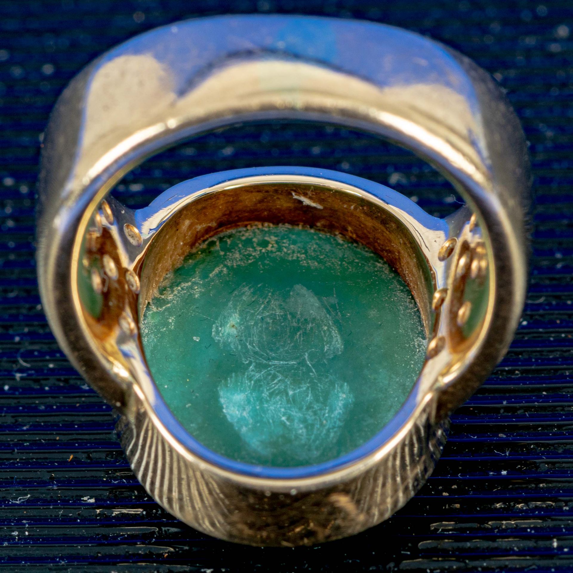 Schwerer 585er Gelbgoldring mit grünem Jade - Cabochon; vor wenigen Jahren von Juwelier Bade, Celle - Bild 7 aus 10