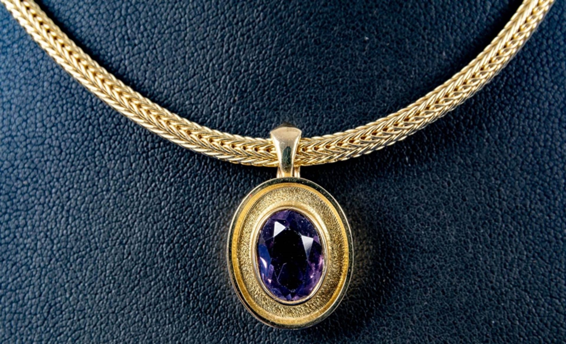 Elegante zeitlose 585er Gelbgold-Halskette mit ovalem Kettenanhänger mit amethystfarbenem Cabochon  - Bild 2 aus 6