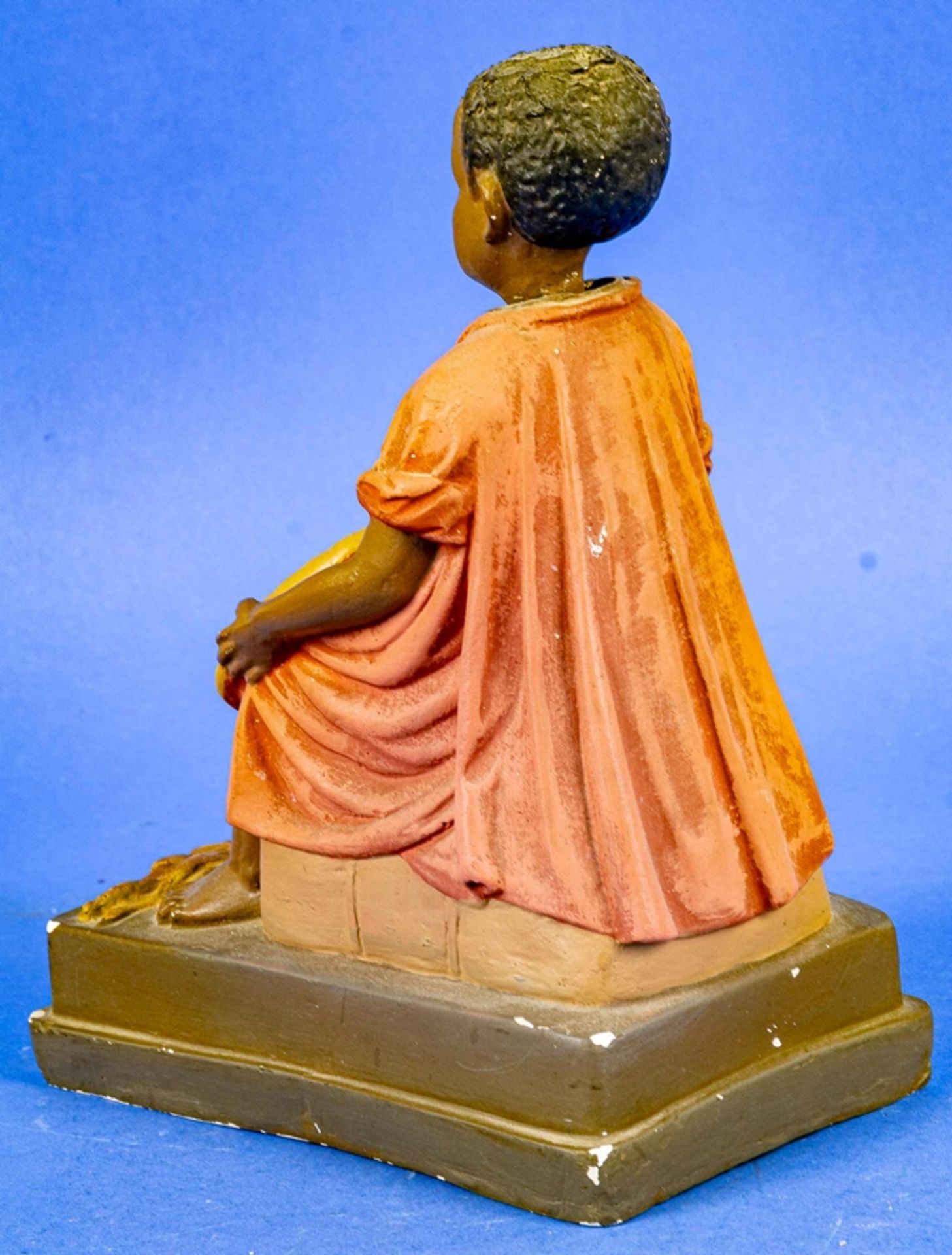 Antike Spardose, polychrom staffierter Stuckgips in Form eines afrikanischen jungen Mädchens mit We - Bild 6 aus 9