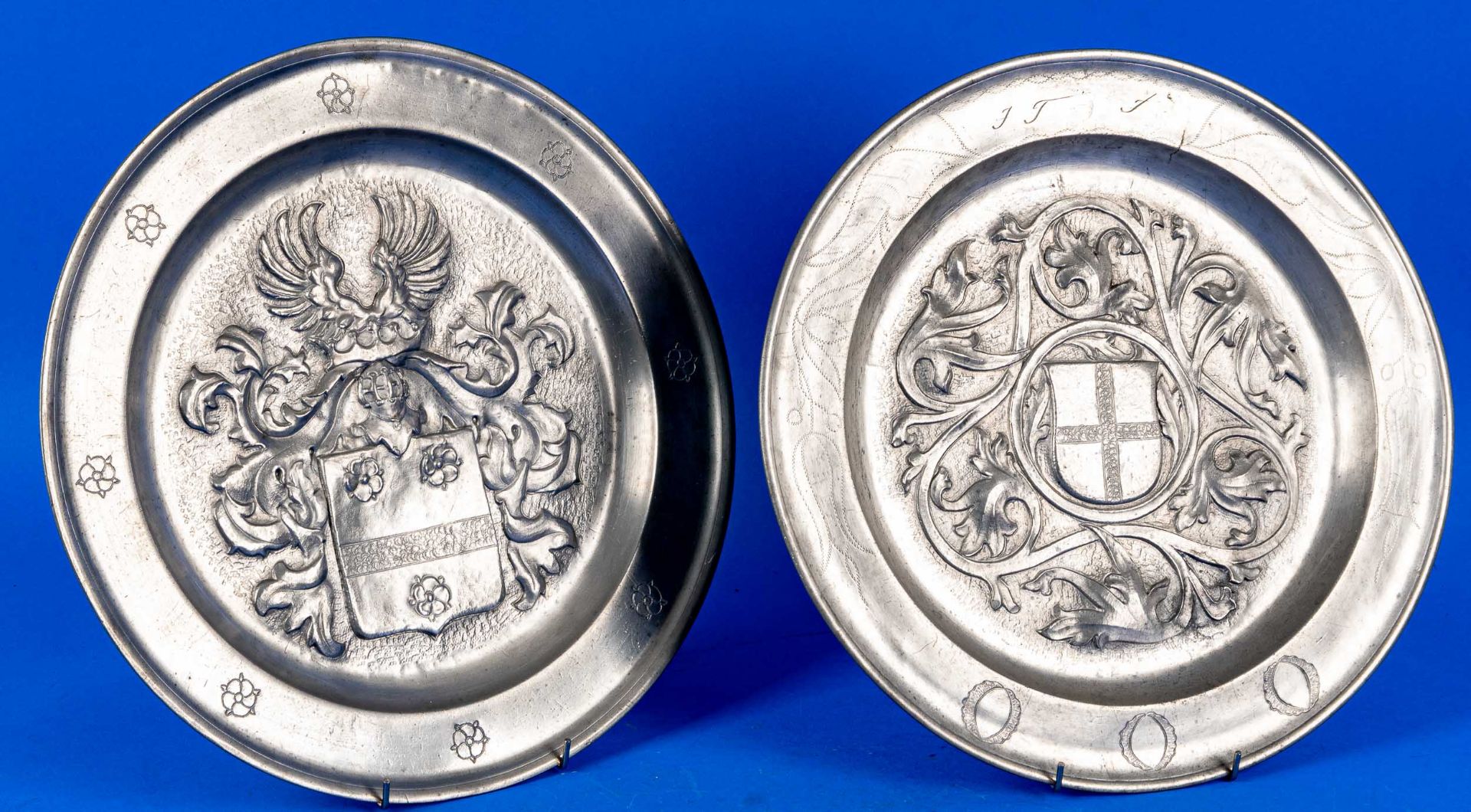 Paar dekorativer Wappenteller, Zinn; wohl 20. Jhdt., Durchmesser je ca. 39 cm. - Bild 2 aus 4