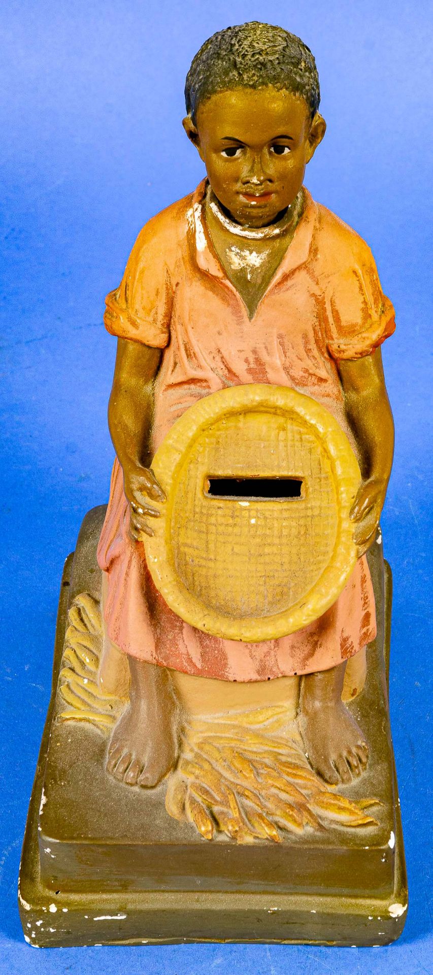 Antike Spardose, polychrom staffierter Stuckgips in Form eines afrikanischen jungen Mädchens mit We - Bild 7 aus 9