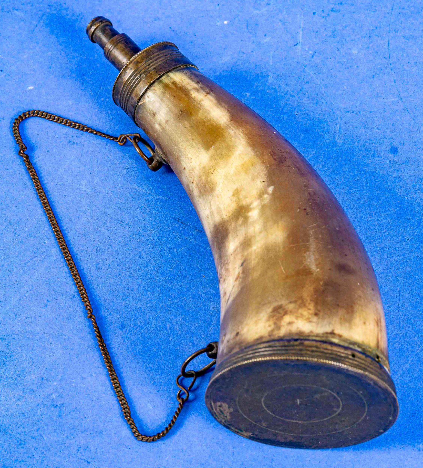 Altes oder antikes Pulverhorn, 19. Jhdt., patiniertes Messingbeschlagwerk, Länge ü. A. ca. 19 cm, w - Bild 5 aus 7