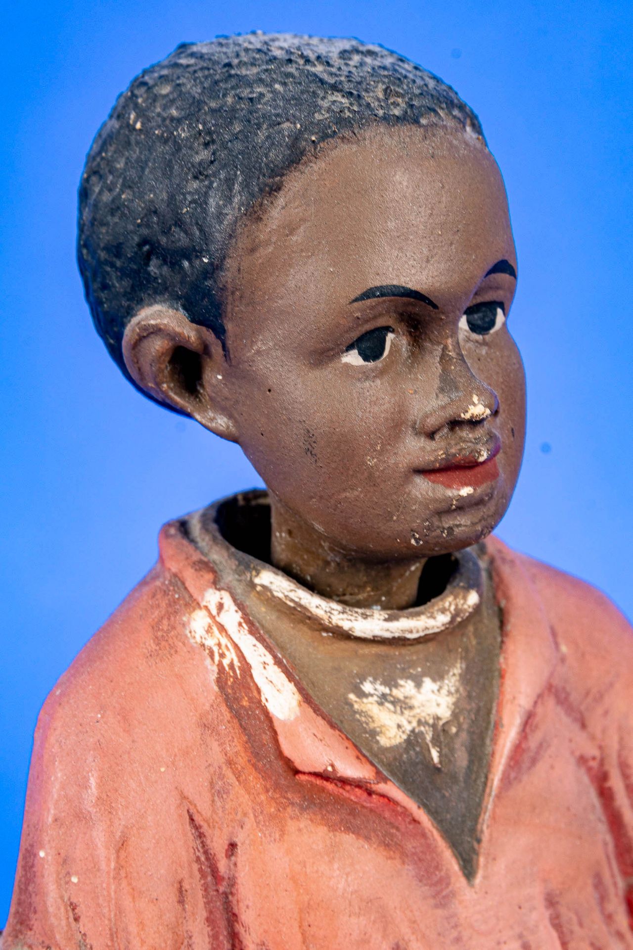 Antike Spardose, polychrom staffierter Stuckgips in Form eines afrikanischen jungen Mädchens mit We - Bild 2 aus 9