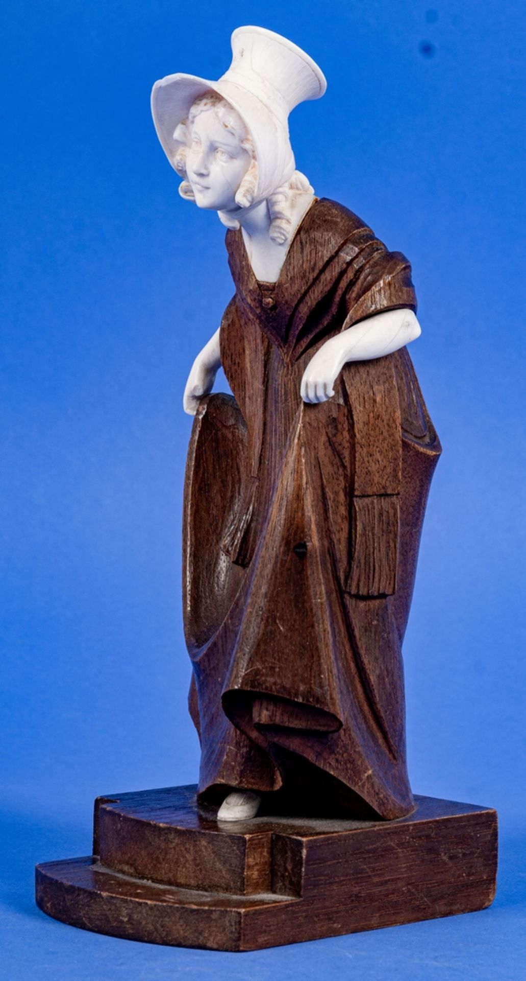 "Mädchen in Biedermeier-Tracht", Chryselephantin Skulptur/Figur, Mahagoni geschnitzt, Schuh, Untera - Image 8 of 11