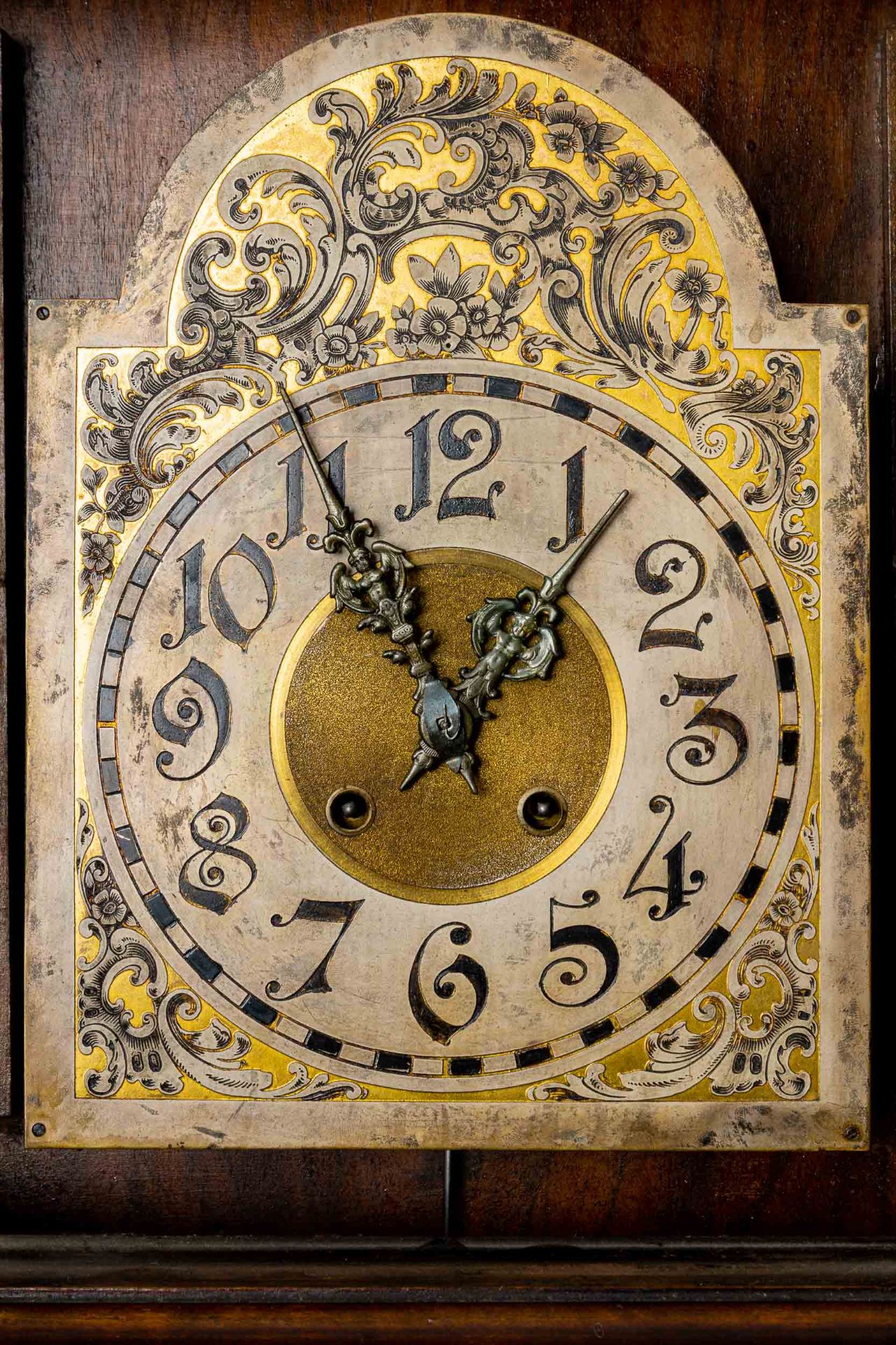 Prachtvolle Wanduhr, sogenannter Freischwinger, nussbaumfarbiges, reich mit Messingzierrat dekorier - Bild 2 aus 13