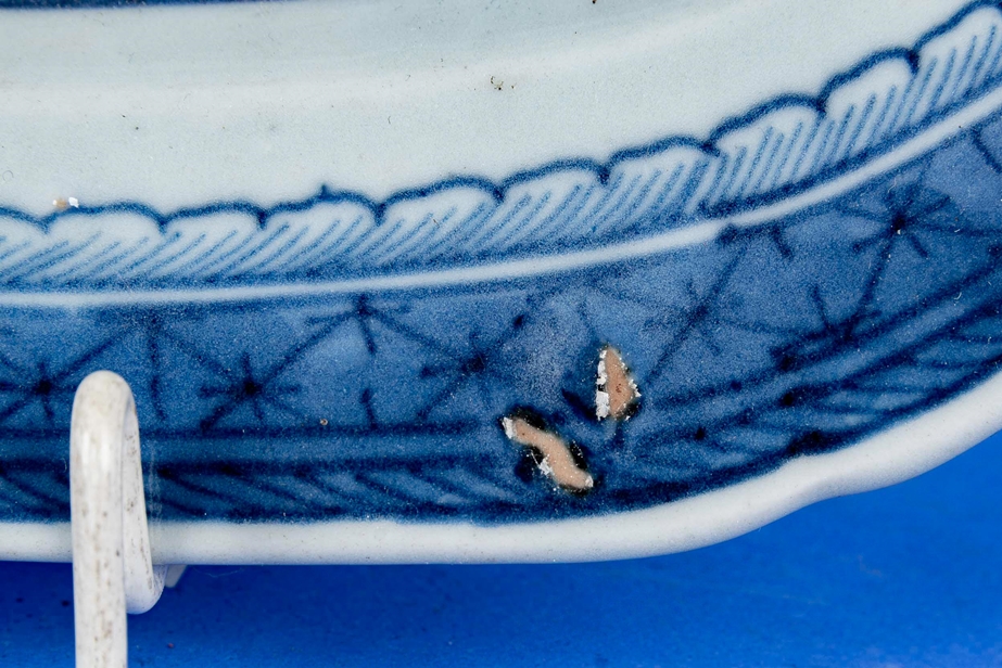 Vertiefte, achteckige Platte mit "Tempel am See"-Dekor in Blautönen, ungemarkt, China 19. Jhdt. Ca. - Image 7 of 8