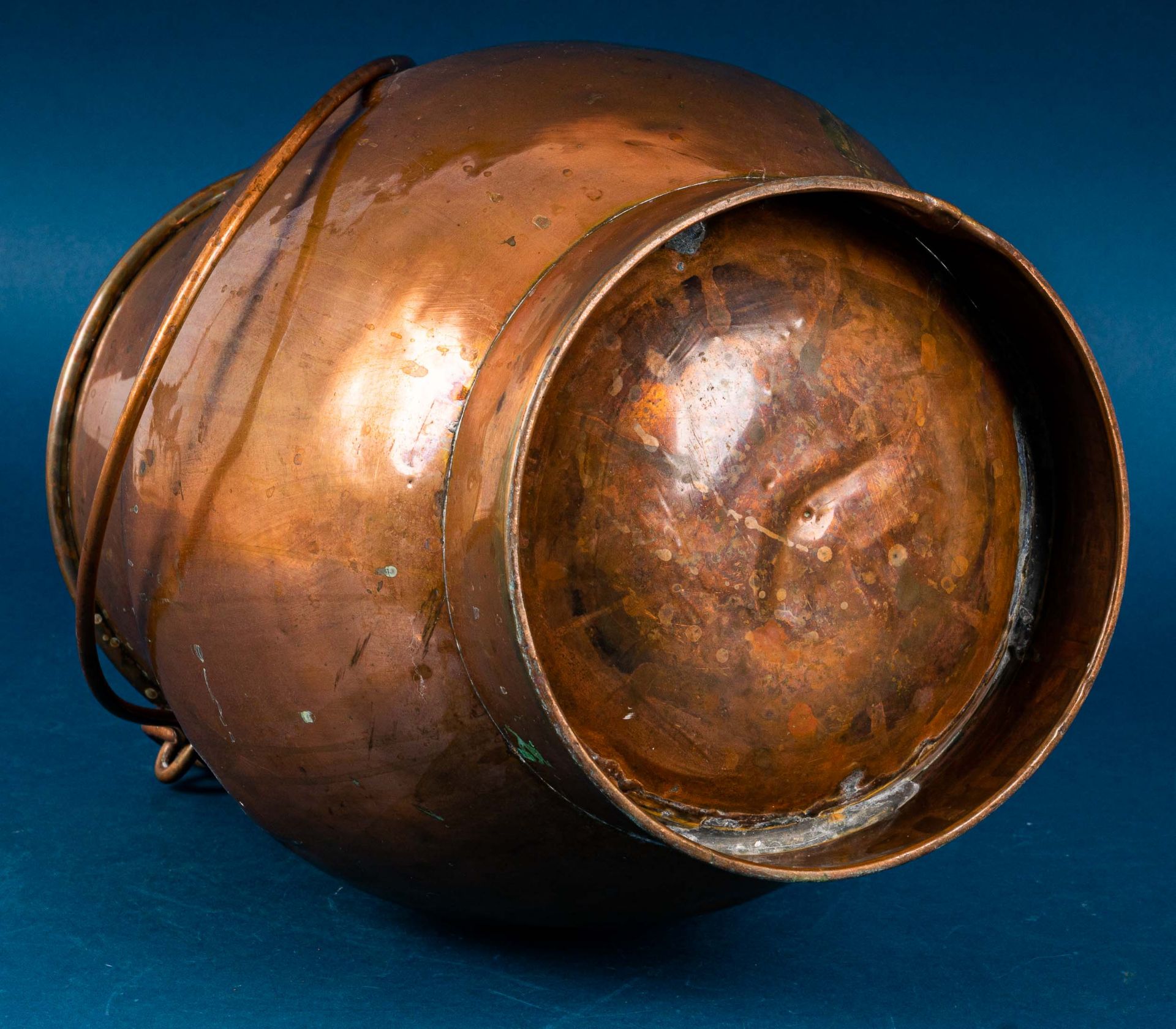 3tlg. Konvolut versch. alter oder antiker Kupfergefäße, bestehend aus: Henkelschale (Durchmesser ca - Image 21 of 23