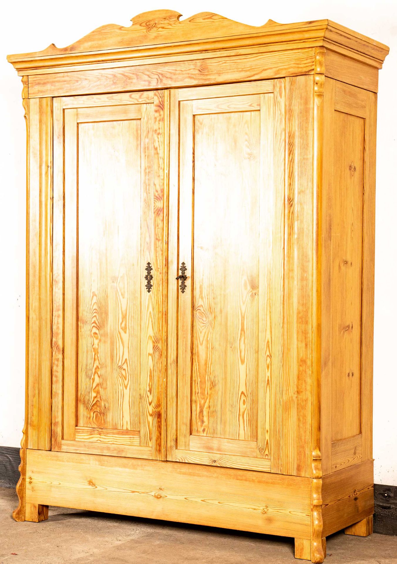 Antiker Dielenschrank, Kiefernholz massiv, voll zerlegbarer Kleiderschrank, ältere Restauration, gu - Bild 9 aus 11