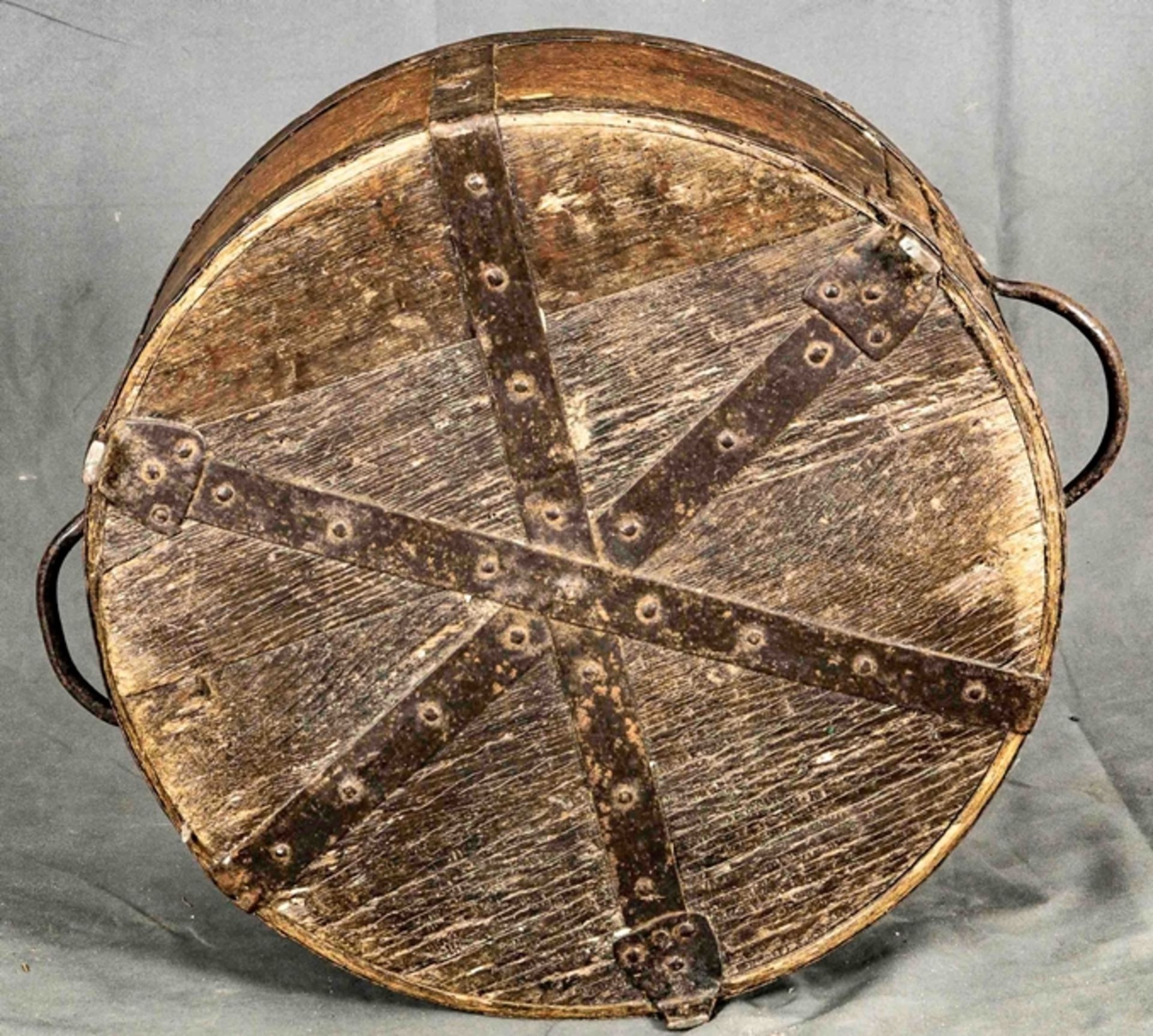 Antiker runder Holzbottich, Boden aus Eiche, der Seitenrahmen wohl aus Nussbaum, auch unterseitig a - Bild 8 aus 8