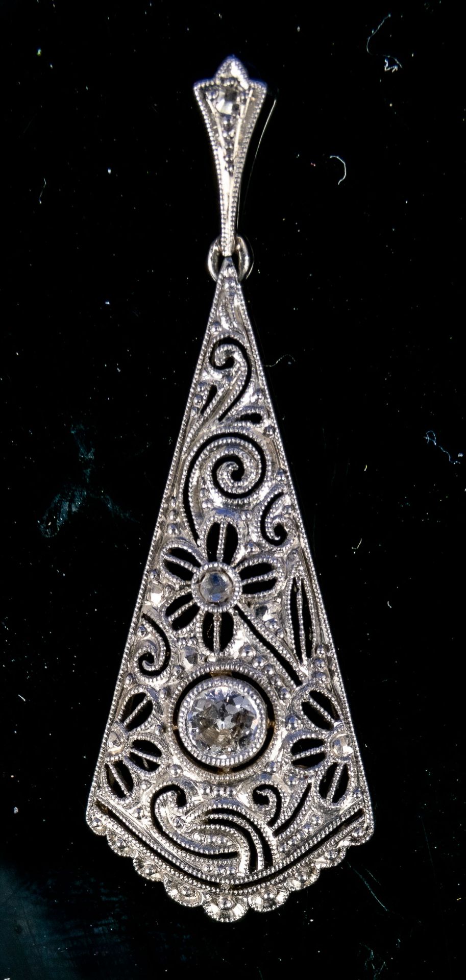 Eleganter tropfenförmiger Kettenanhänger mit 2 einzeln gefassten Altschliff-Diamanten, Art-Deco um