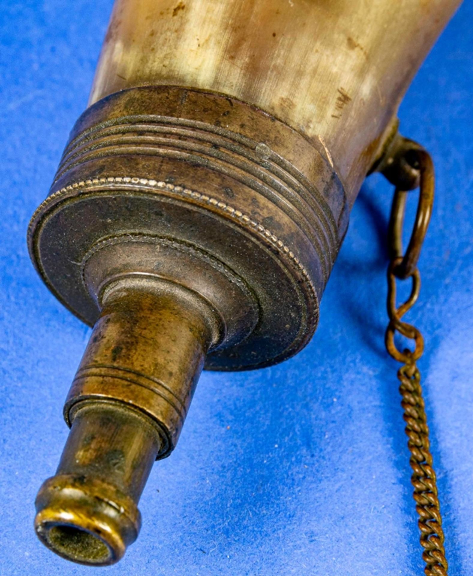 Altes oder antikes Pulverhorn, 19. Jhdt., patiniertes Messingbeschlagwerk, Länge ü. A. ca. 19 cm, w - Bild 3 aus 7
