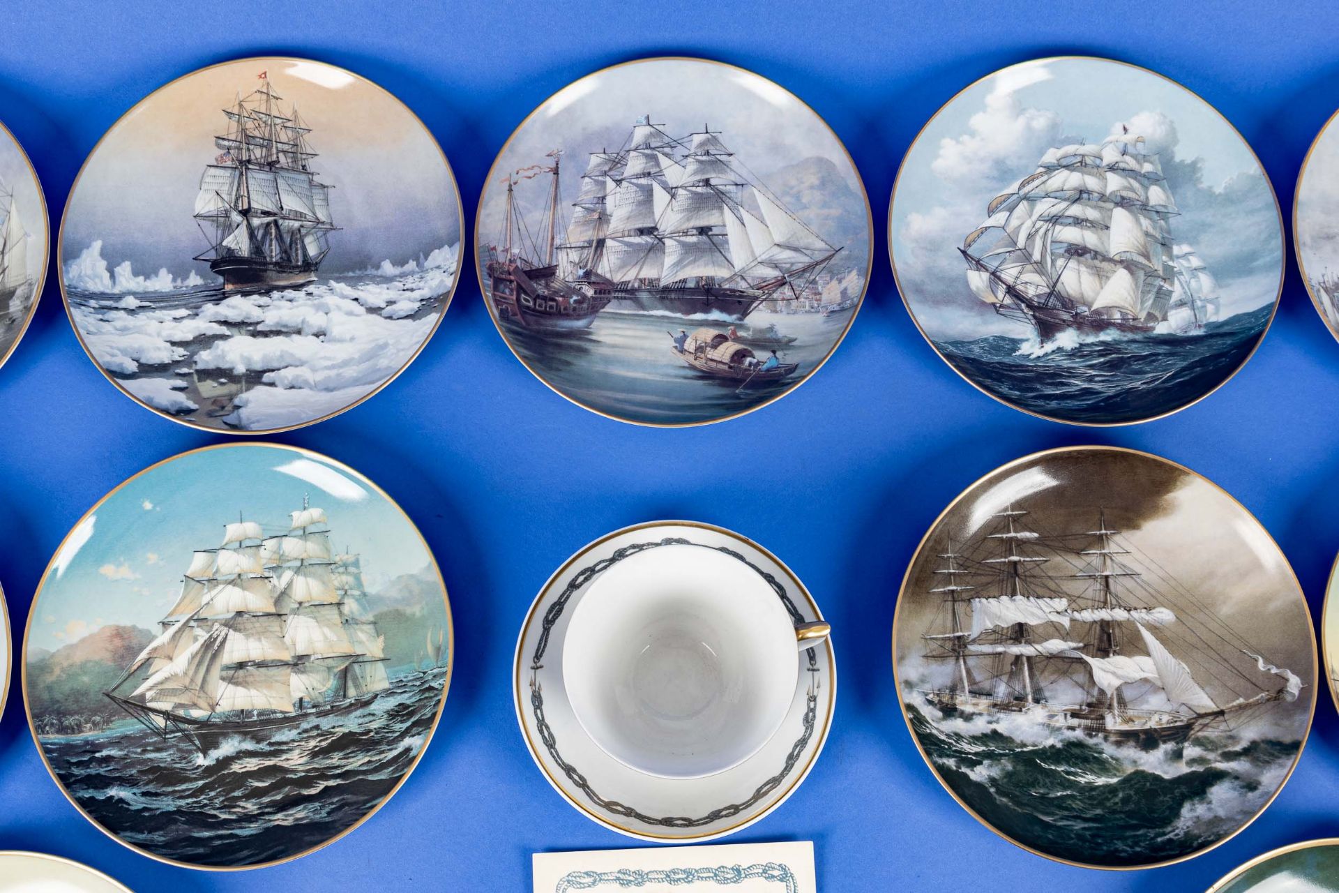 13teilige Sammlung maritimer Porzellan-Objekte, bestehend aus 2teiliger "GORCH FOCK" Kaffeetasse de - Bild 4 aus 14