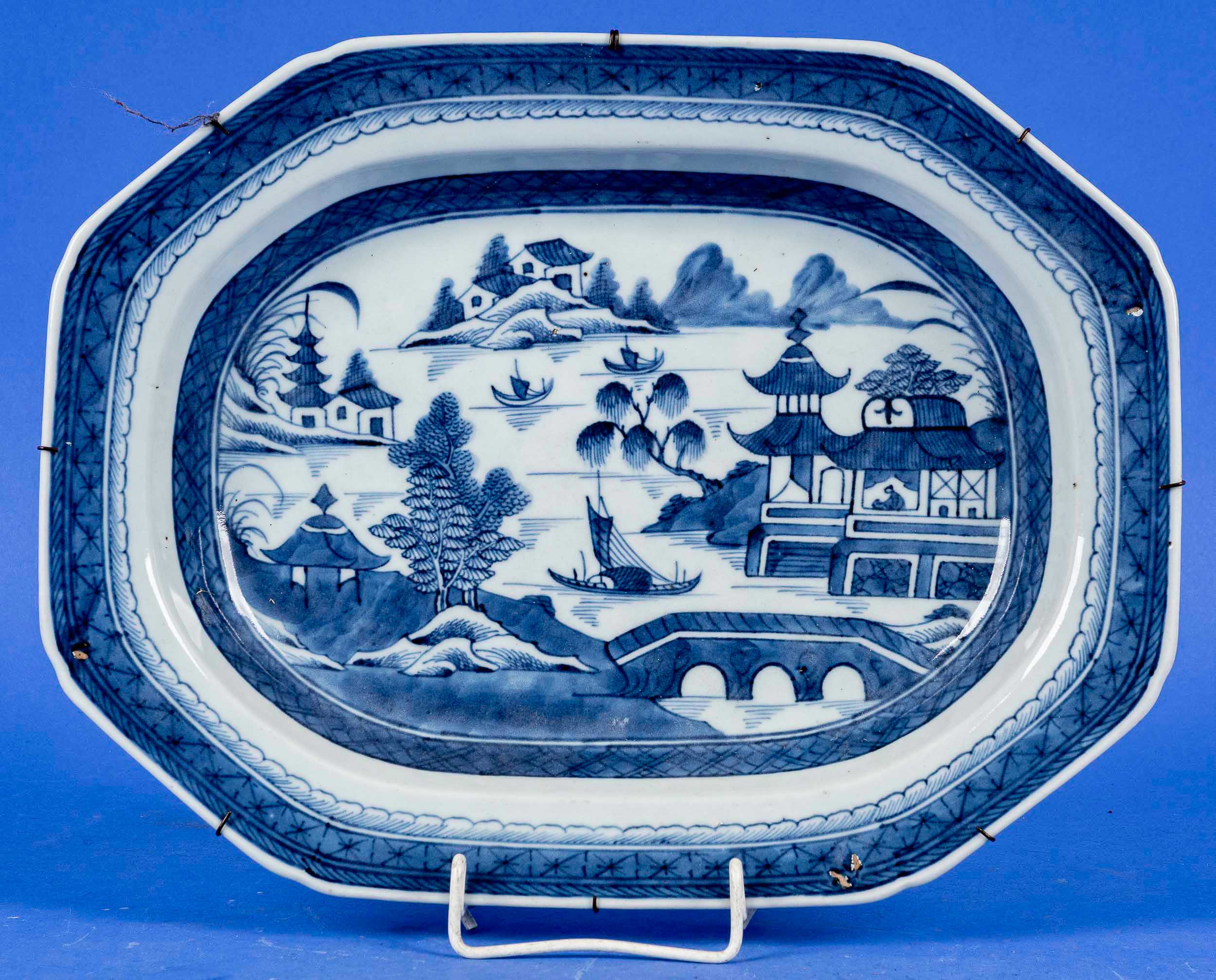 Vertiefte, achteckige Platte mit "Tempel am See"-Dekor in Blautönen, ungemarkt, China 19. Jhdt. Ca.