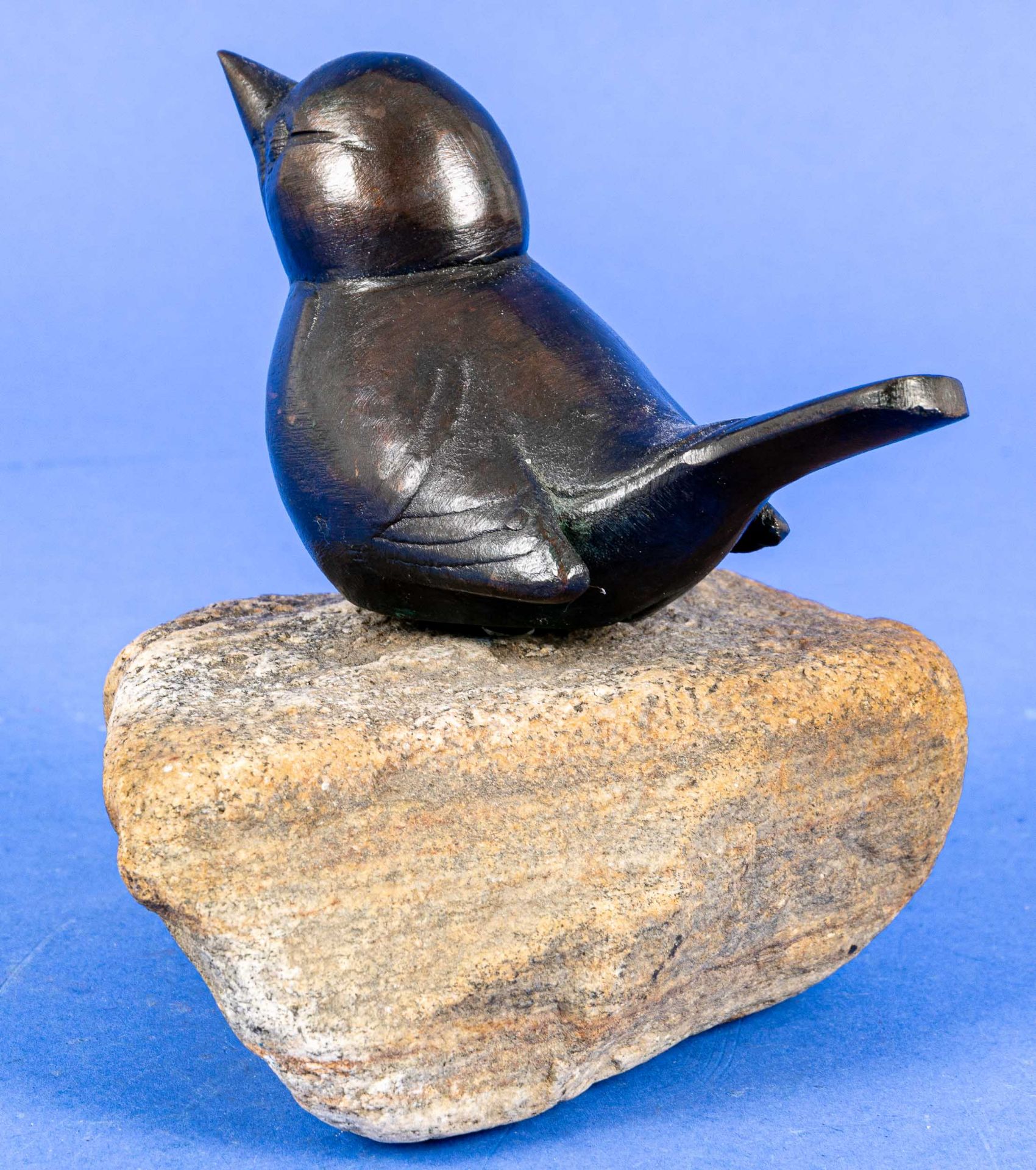 "Sitzender Spatz" auf Natursteinsockel; bronzierter Metallguss, unsigniert; Spatz ca. 14 cm, Durchm - Image 4 of 6