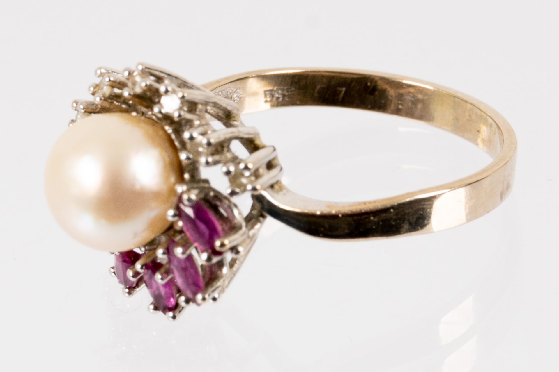 Blütenförmiger 585er Weißgold-Ring mit großer silbrig-weiß lüstrierender Perle, von Diamanten und R - Bild 3 aus 5