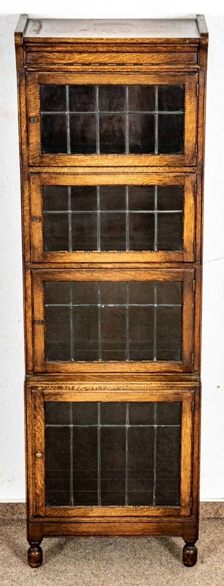 Schmaler 4türiger Bücherschrank, auch als Vitrine verwendbar, Eiche massiv, England der 1920er/30er - Bild 2 aus 12