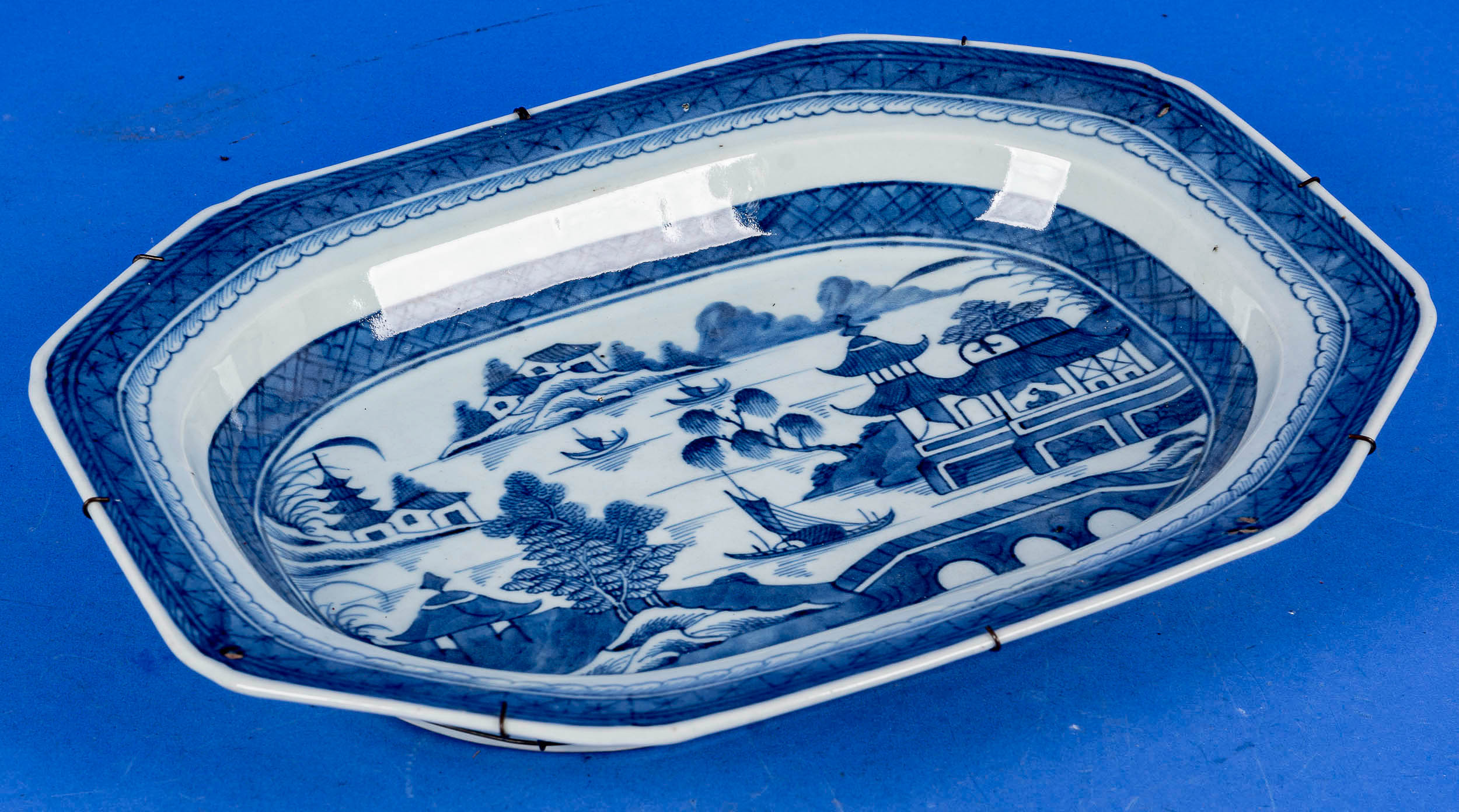 Vertiefte, achteckige Platte mit "Tempel am See"-Dekor in Blautönen, ungemarkt, China 19. Jhdt. Ca. - Image 3 of 8