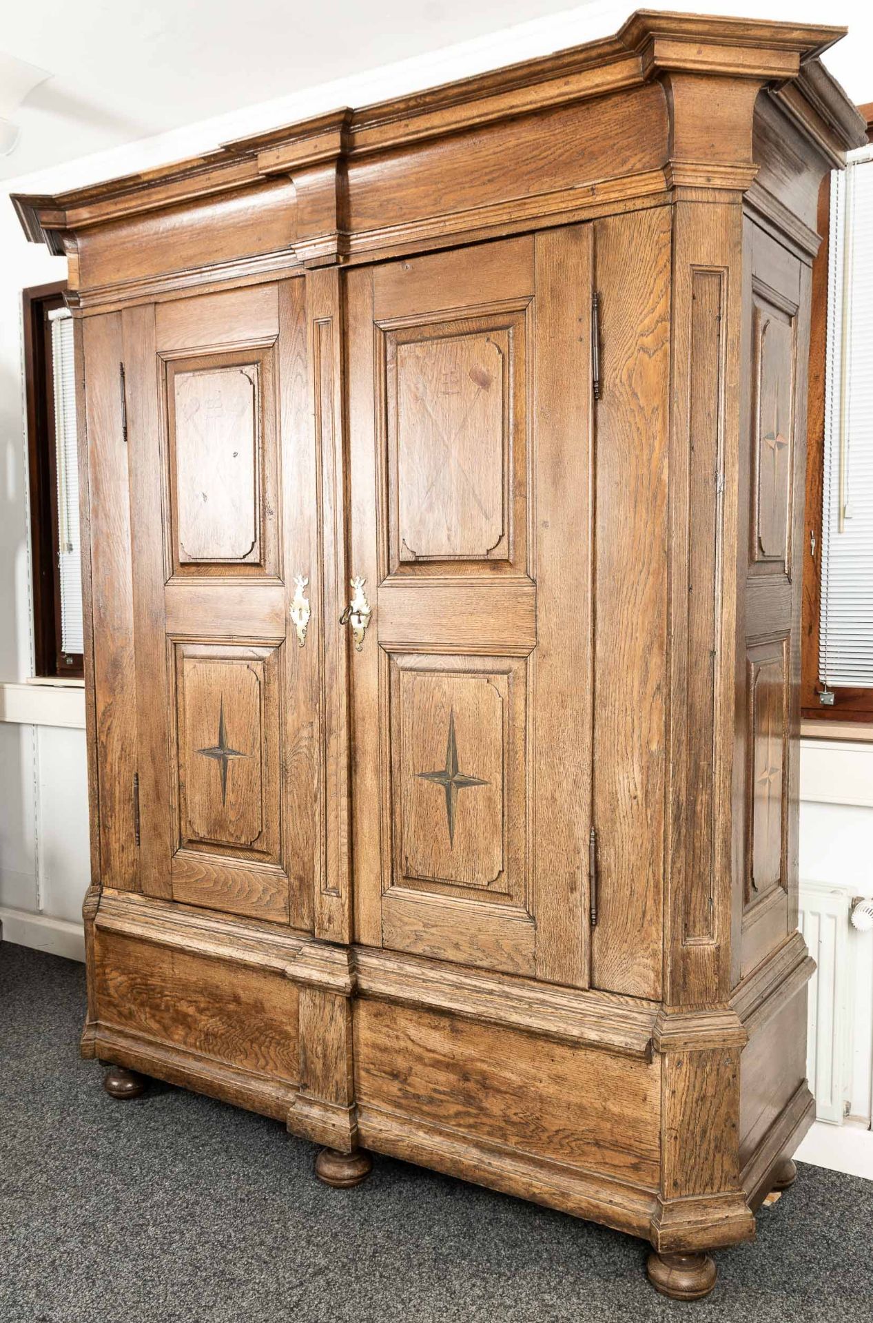 Seltener ZUNFTSCHRANK DER BIERBRAUER; Dielenschrank, deutsch um 1800/20, voll zerlegbarer zweitürig - Bild 3 aus 20