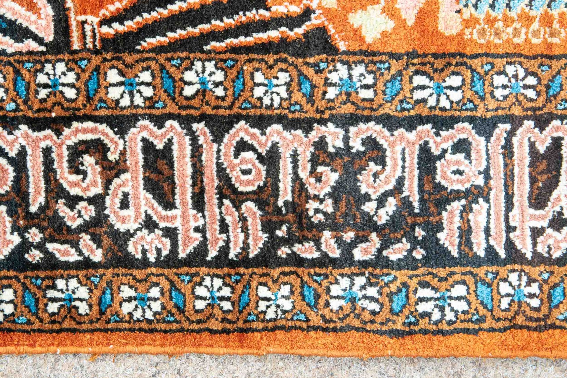 Kaschmir Seidenteppichbrücke, ca. 89 x 66 cm, hing jahrelang an der Wand, schöner Erhalt. - Bild 3 aus 5